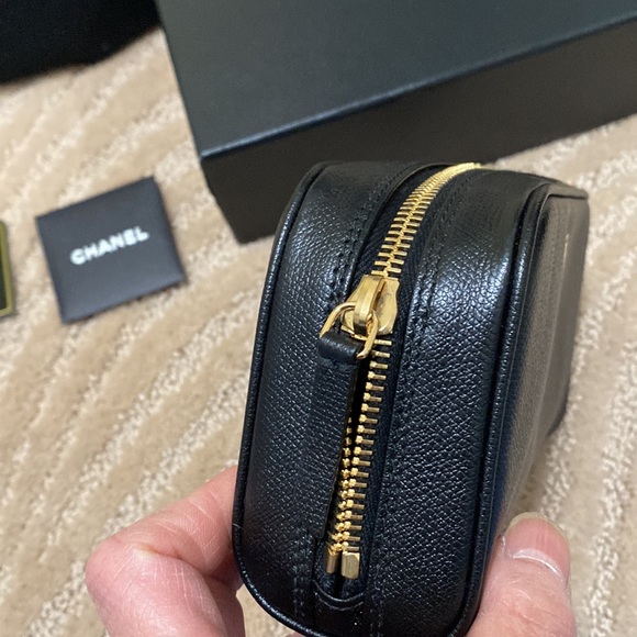 Authentic Chanel clutch or toiletry bag - Picture 4 of 11